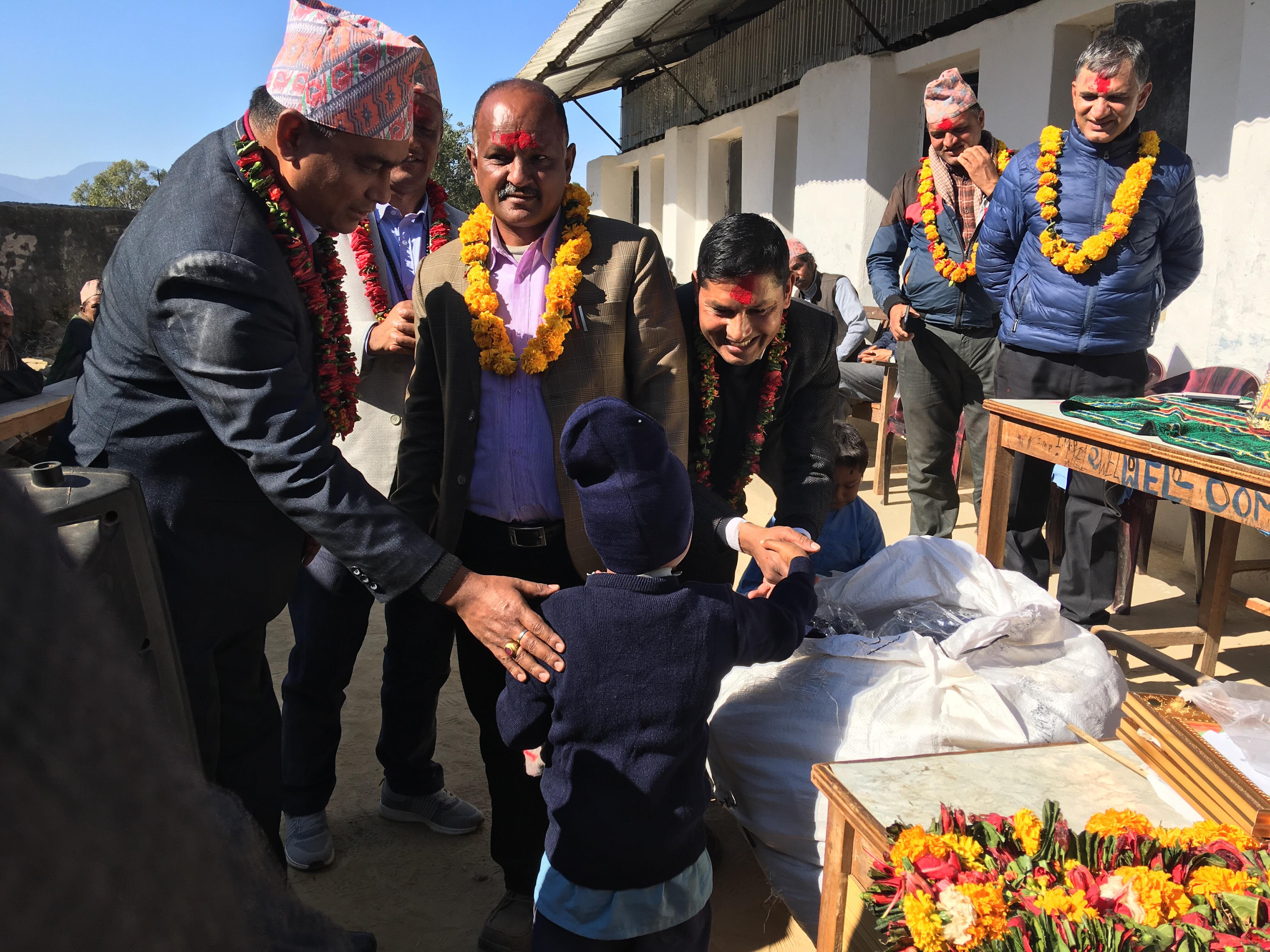 वालज्योती प्राविका विद्यार्थीलाई न्यानो कपडा वितरण